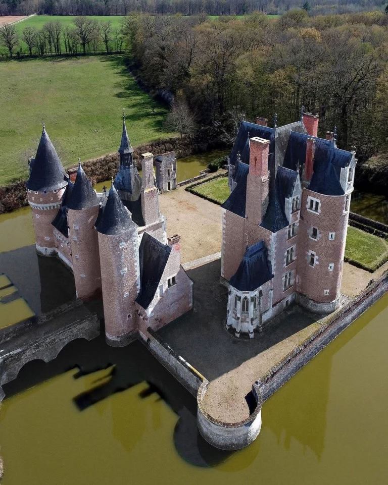 Château du Moulin à Lassay-sur-Croisne, à visiter en Sologne.